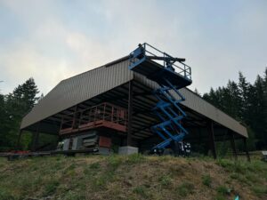 Steel frame riding arena working with a lift
